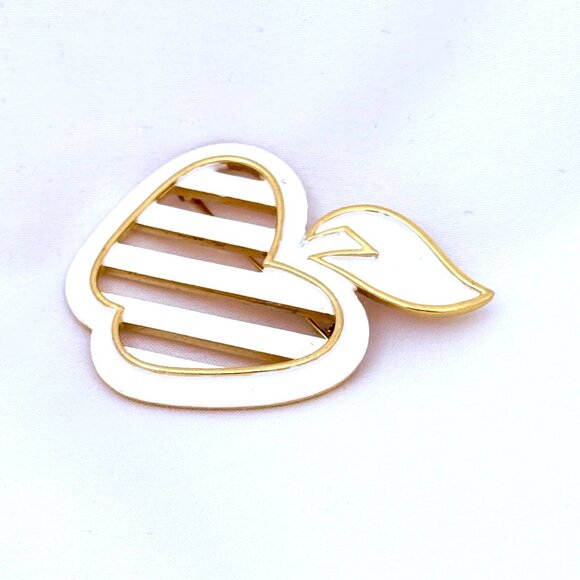 Vintage Crown Trifari Apple Brooch - White Enamal/Gold Tone - Signed - Picture 6 of 7